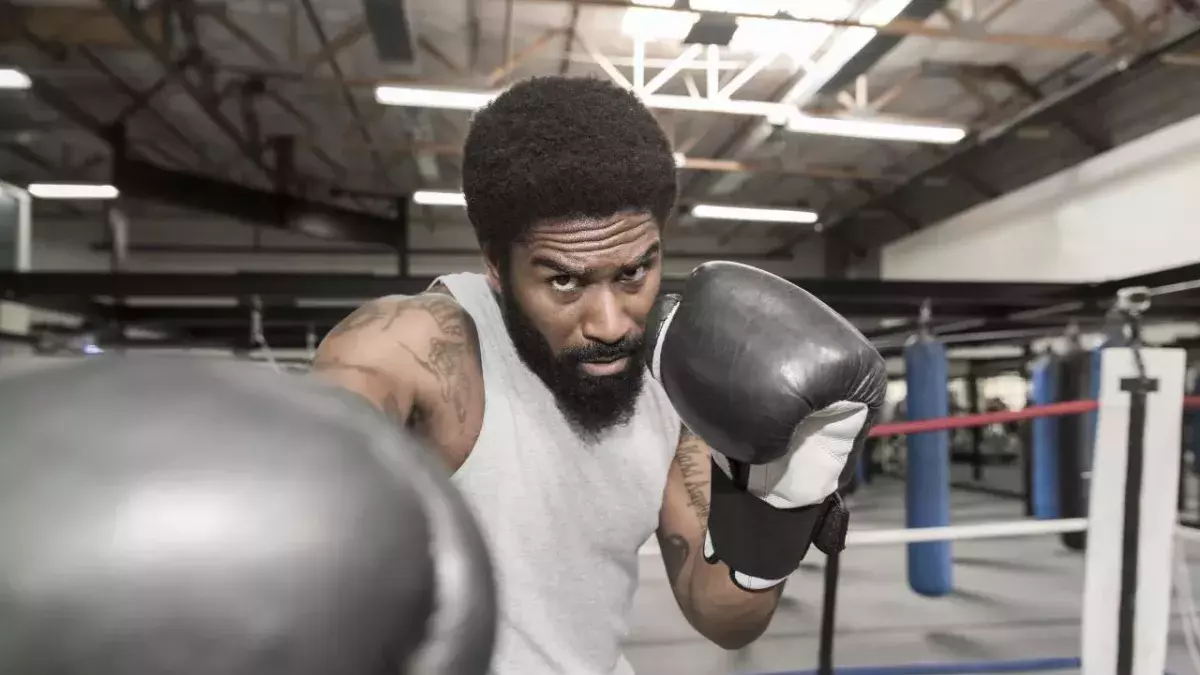 Boxe : un ancien professionnel inflige une correction à un combattant de rue qui le défie sur le ring