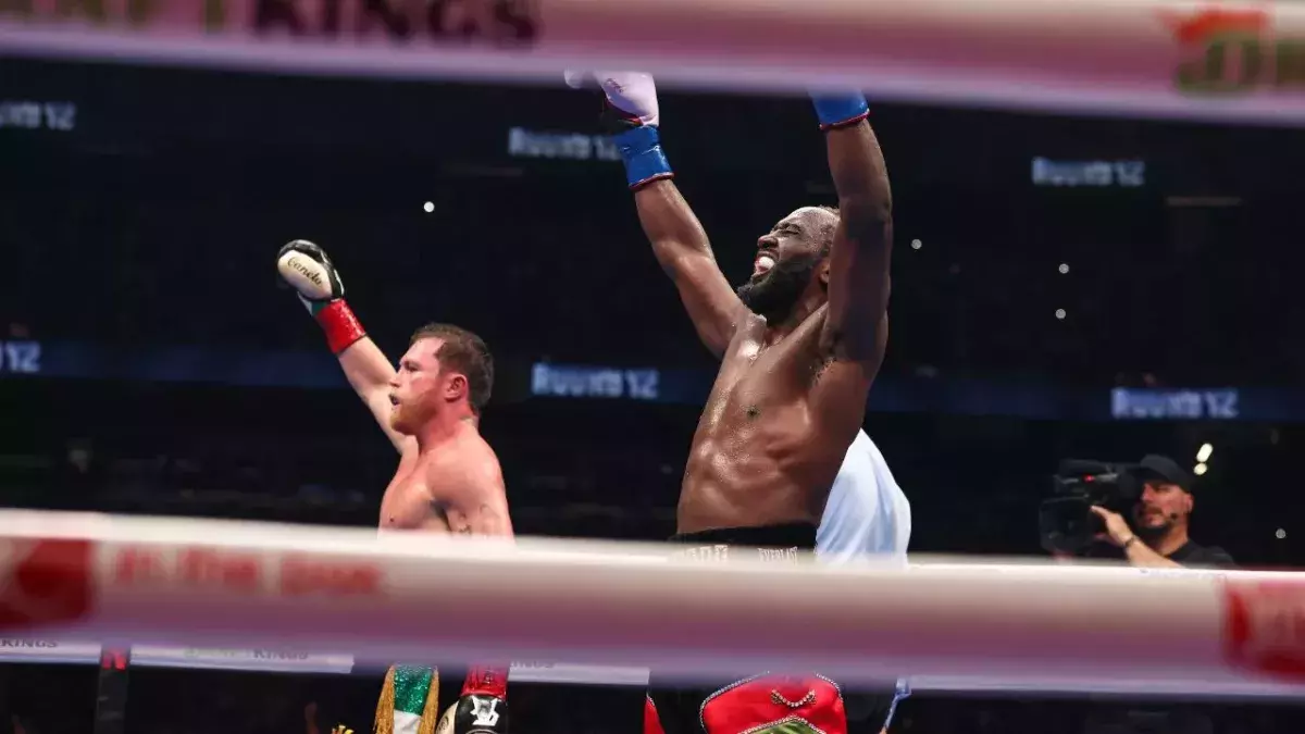 Canelo Alvarez (à gauche) et Terence Crawford (à droite)