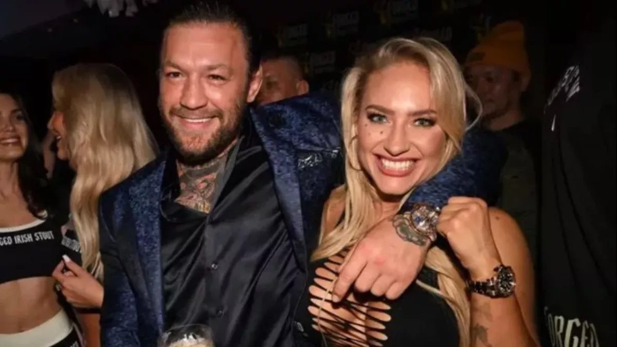 Conor McGregor et Ebanie Bridges lors du combat Joshua vs Helenius. 