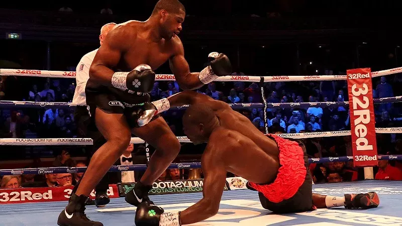 Daniel Dubois met KO Ebenezer Tetteh 