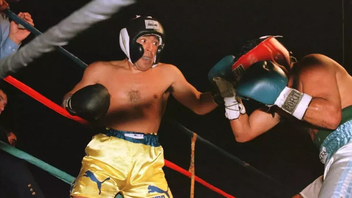Diego Maradona combattant Santos Benigno Laciar en boxe anglaise. 