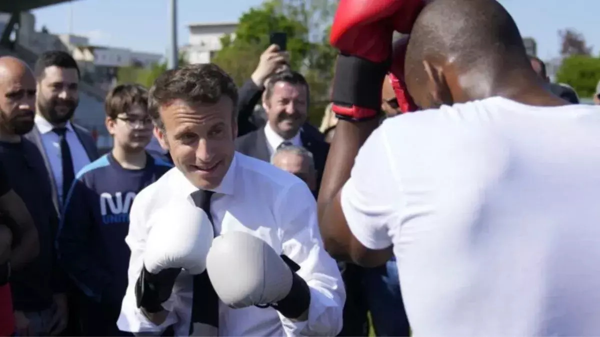 Emmanuel Macron a montré ses talents de boxeur lors d'un passage en Seine Saint-Denis 