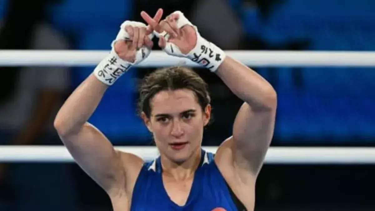 Esra Yildiz Kahraman a mimé un "X" avec ses doigts après sa défaite contre Lin Yu Ting. 