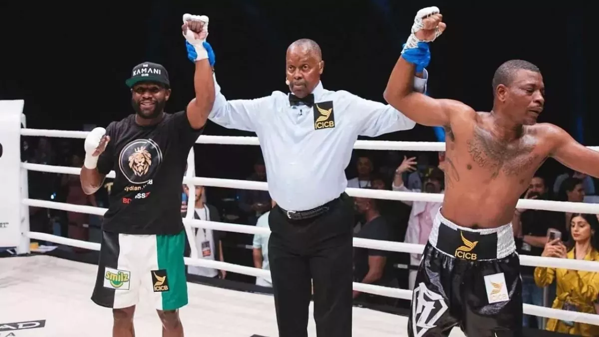 Floyd Mayweather et Don Moore à l'issue de leur combat d'exhibition 