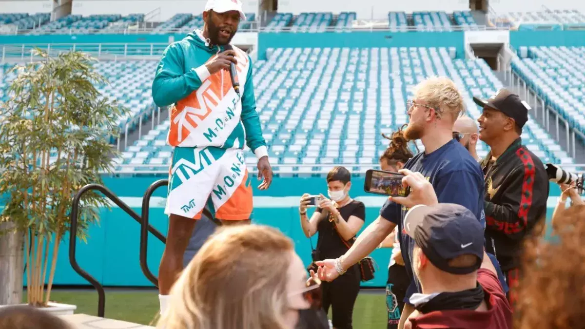 Floyd Mayweather et Jake Paul à la conférence de presse du combat Logan Paul vs Mayweather