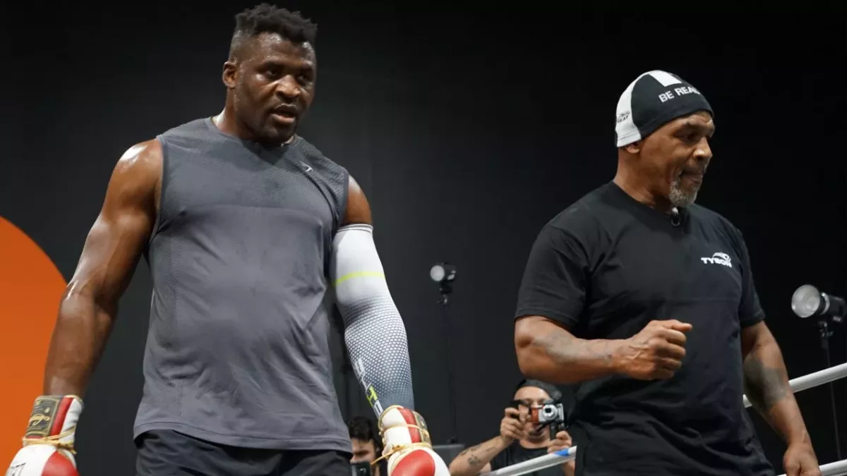 Francis Ngannou aux côtés de Mike Tyson lors d'un entrainement en vue de son combat contre Tyson Fury. 