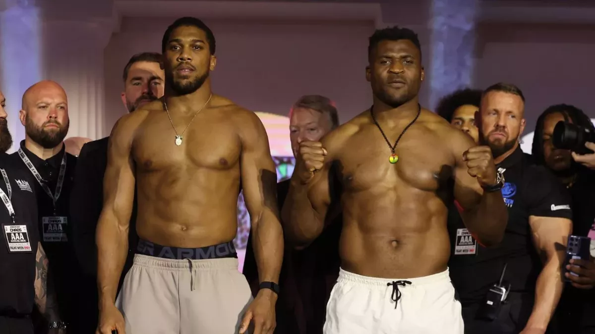 Francis Ngannou et Anthony Joshua lors de leur ultime face à face avant le combat ce vendredi 8 mars. 