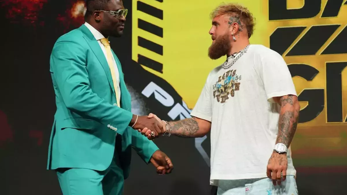 Francis Ngannou et Jake Paul avant le combat du Camerounais face à Renan Ferreira au PFL.