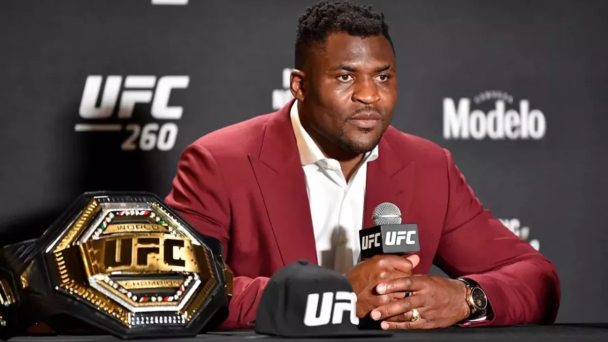 Francis Ngannou à la conférence de presse de l'UFC