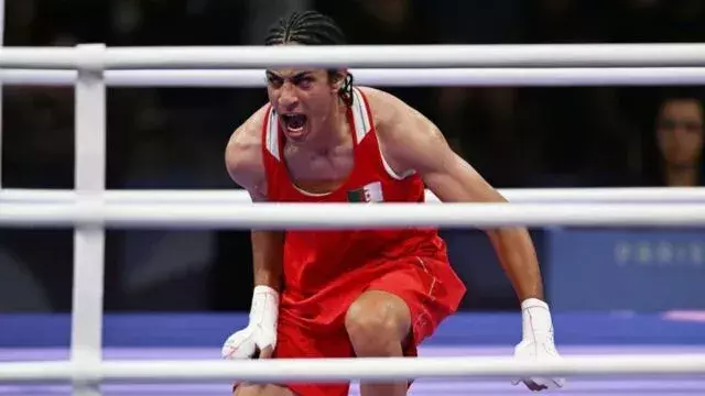 Imane Khelif explose de joie après sa victoire en quart de finale des Jeux Olympiques de Paris.