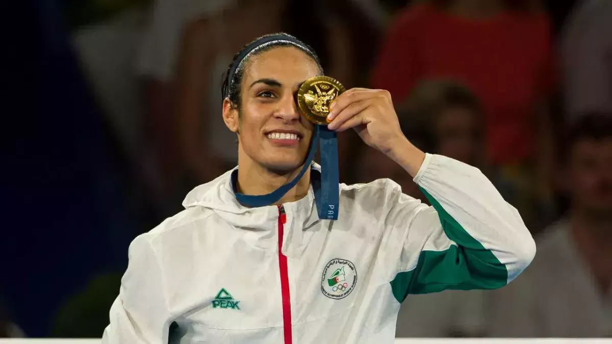 Imane Khelif sur le podium après son titre olympique. 