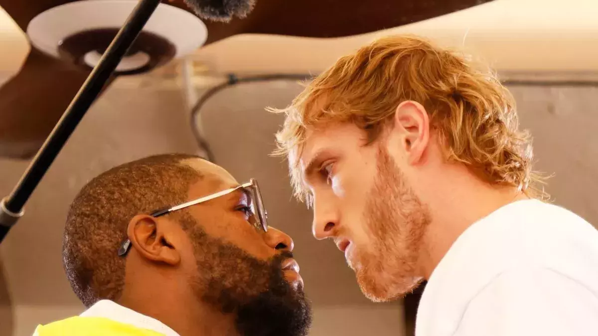 Logan Paul vs Floyd Mayweather : les images du face à face très tendu avant leur combat de boxe 