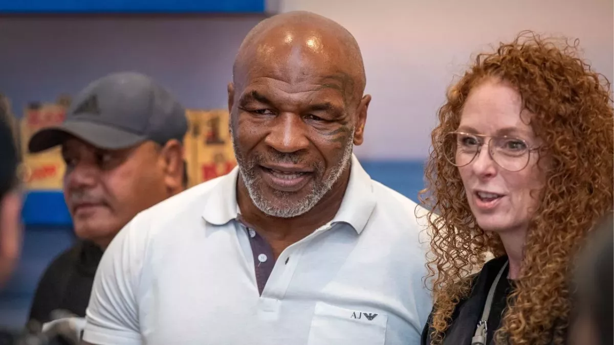Mike Tyson en compagnie d'une fan. 