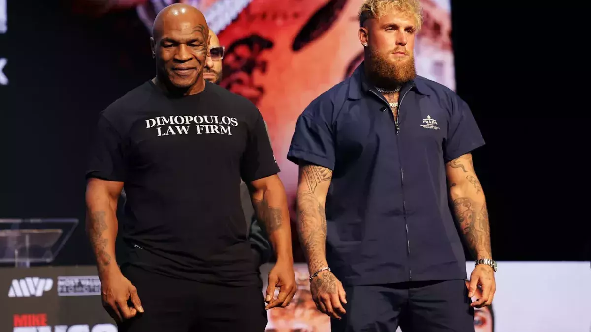 Mike Tyson et Jake Paul en mai lors de la conférence de presse avant leur combat.