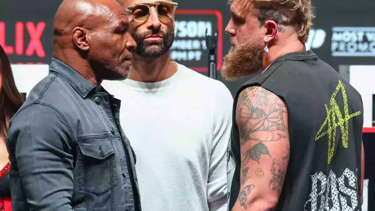 Mike Tyson et Jake Paul lors du face à face d'avant-combat. 