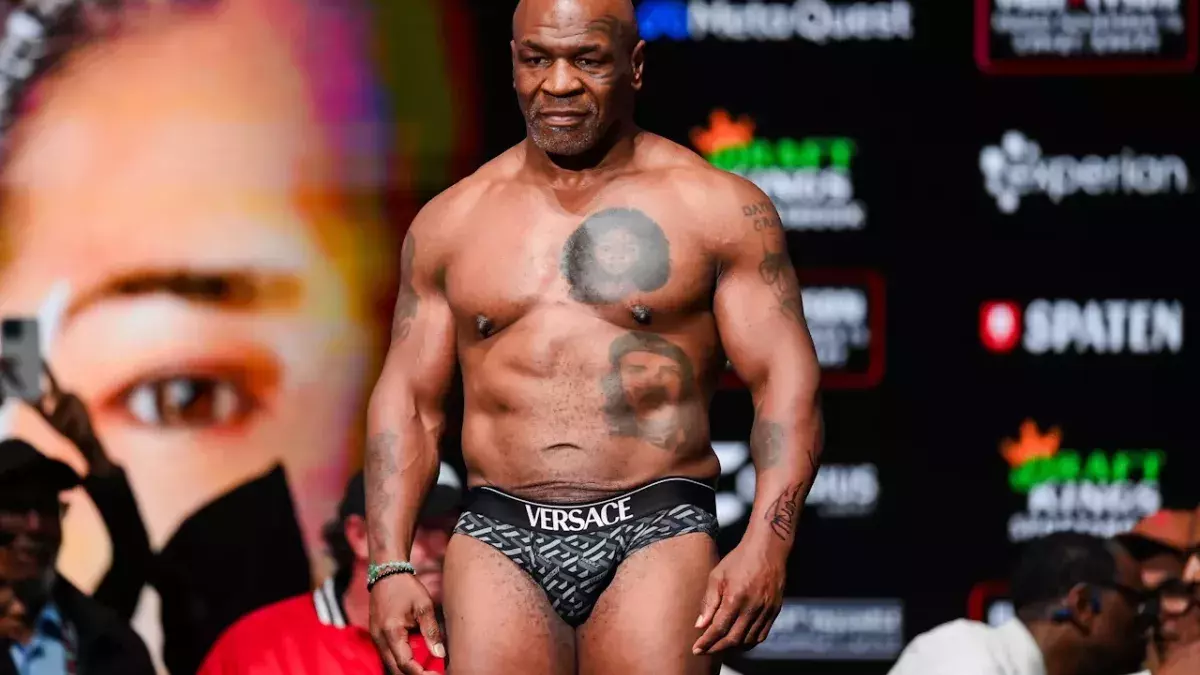 Mike Tyson lors de la pesée avant son combat face à Jake Paul.