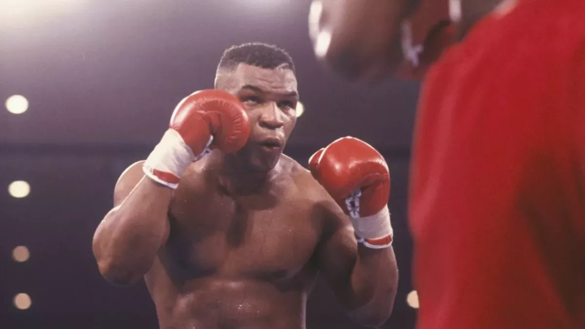 Mike Tyson lors de son combat contre Frank Bruno. 