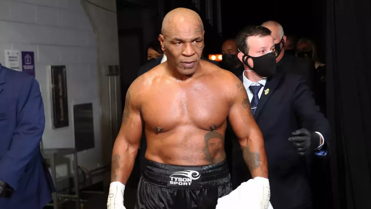 Mike Tyson lors de son combat contre Roy Jones Jr. 