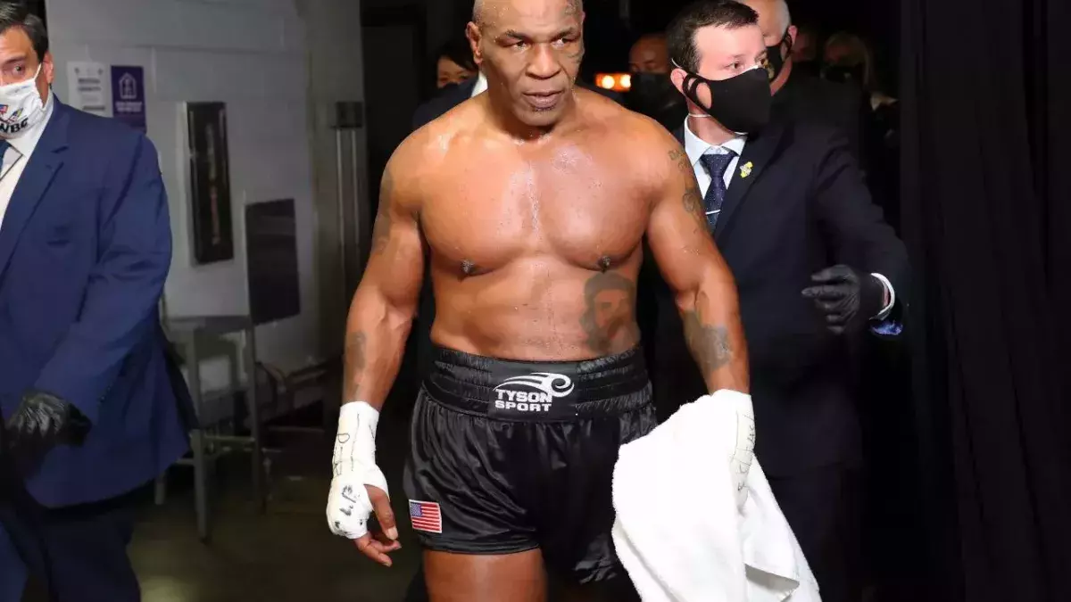 Mike Tyson lors de son combat contre Roy Jones Jr 