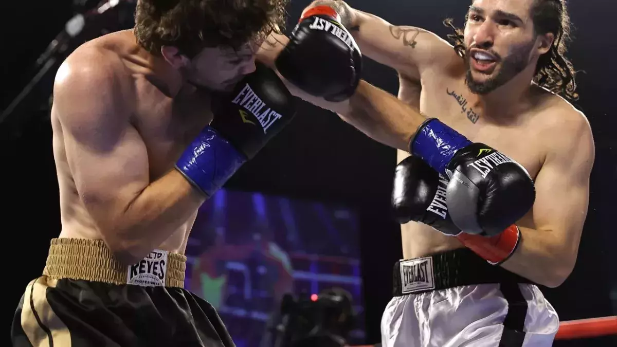 Nico Ali Walsh a rendu hommage à son grand-père en portant l'un de ses shorts lors du combat 