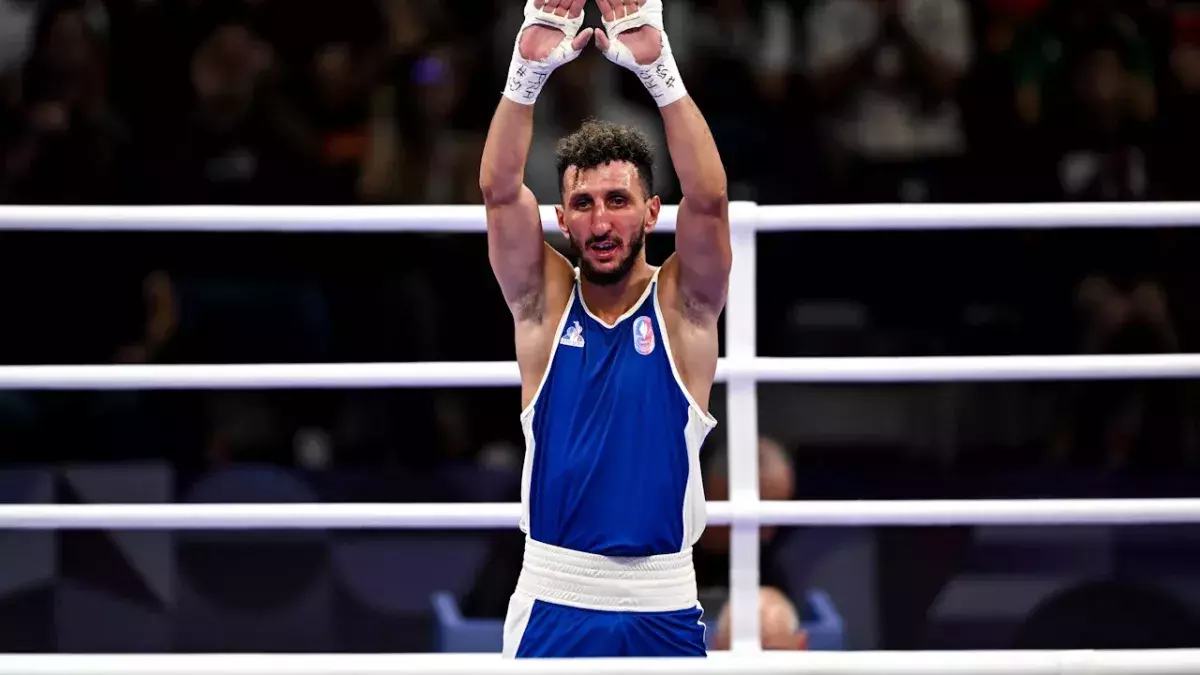 Sofiane Oumiha célèbre devant son public après sa victoire en 8e de finale du tournoi olympique.