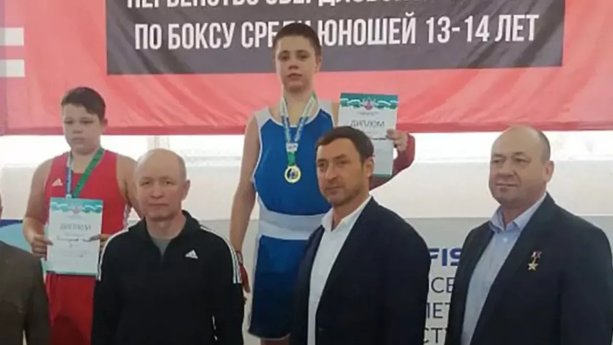 Timofey Shadrin (en bleu), jeune boxeur russe de 14 ans, est décédé. 