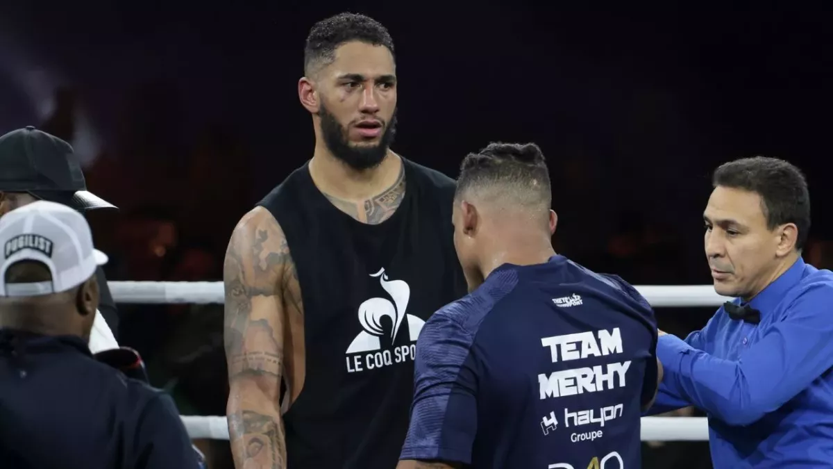 Tony Yoka abasourdi après l'annonce de sa défaite contre Ryad Merhy. 