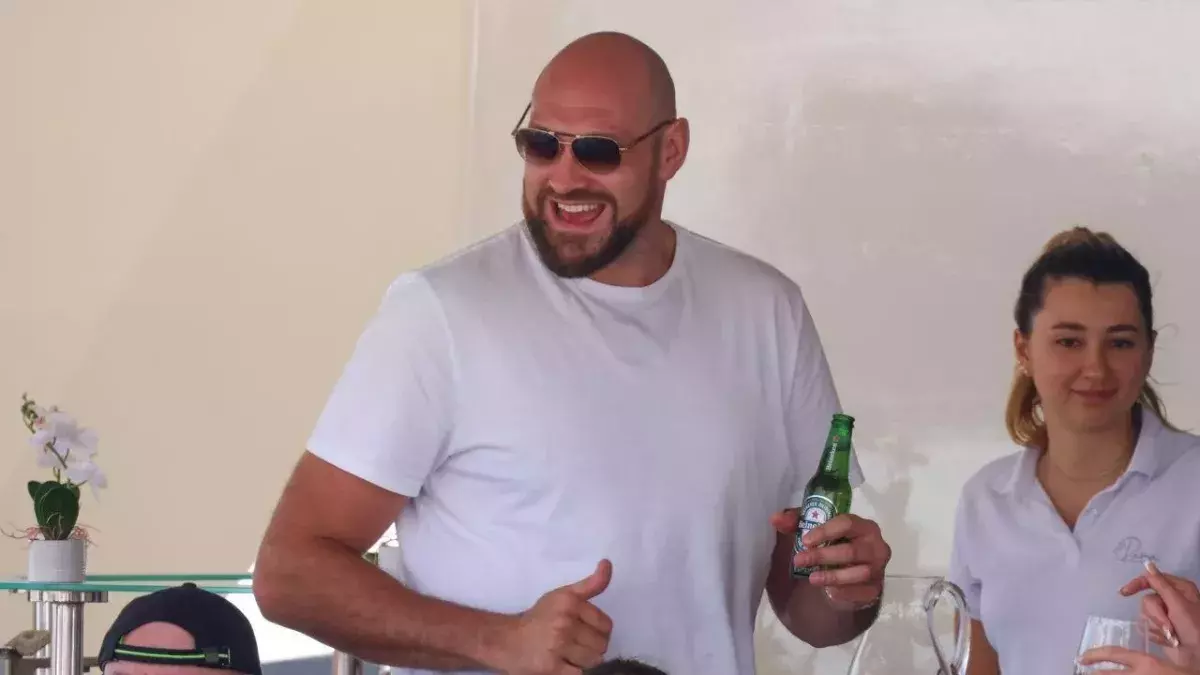 Tyson Fury est actuellement en vacances à Cannes avec sa famille. 