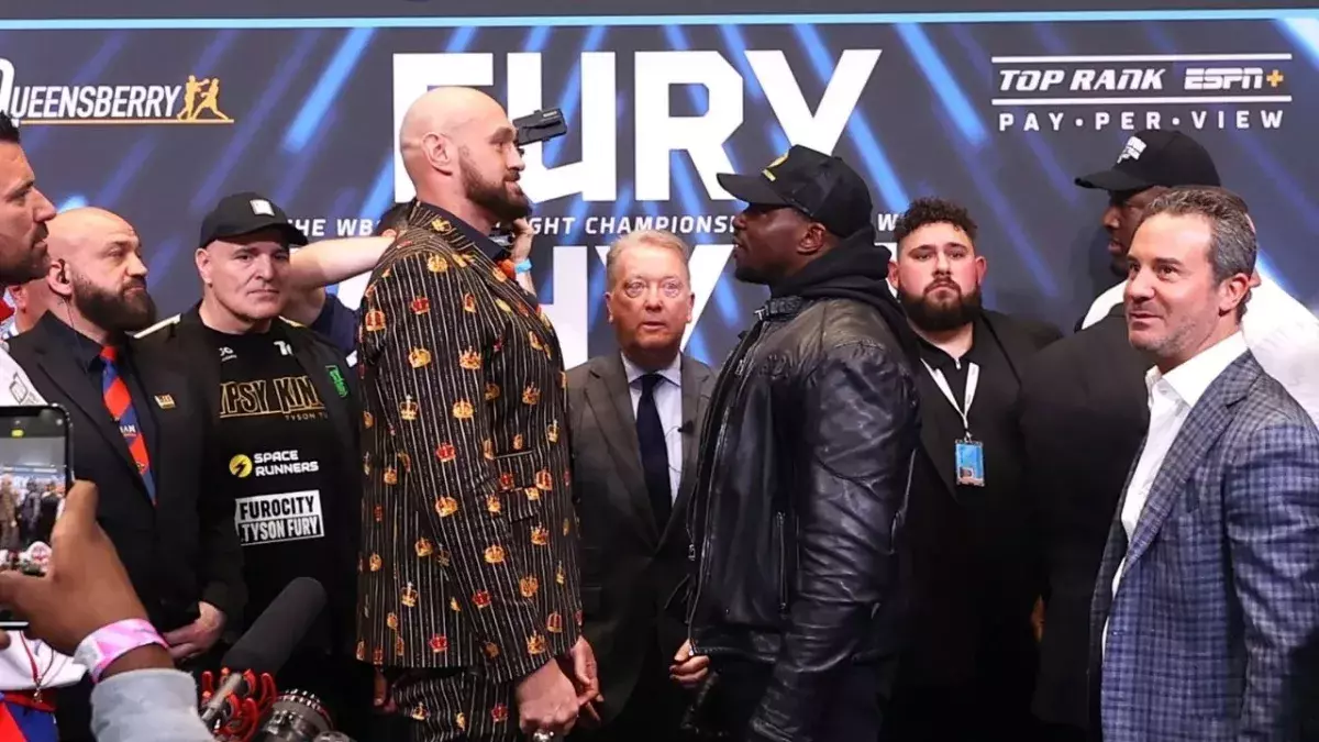 Tyson Fury et Dillian Whyte lors du face-à-face d'avant-combat. 