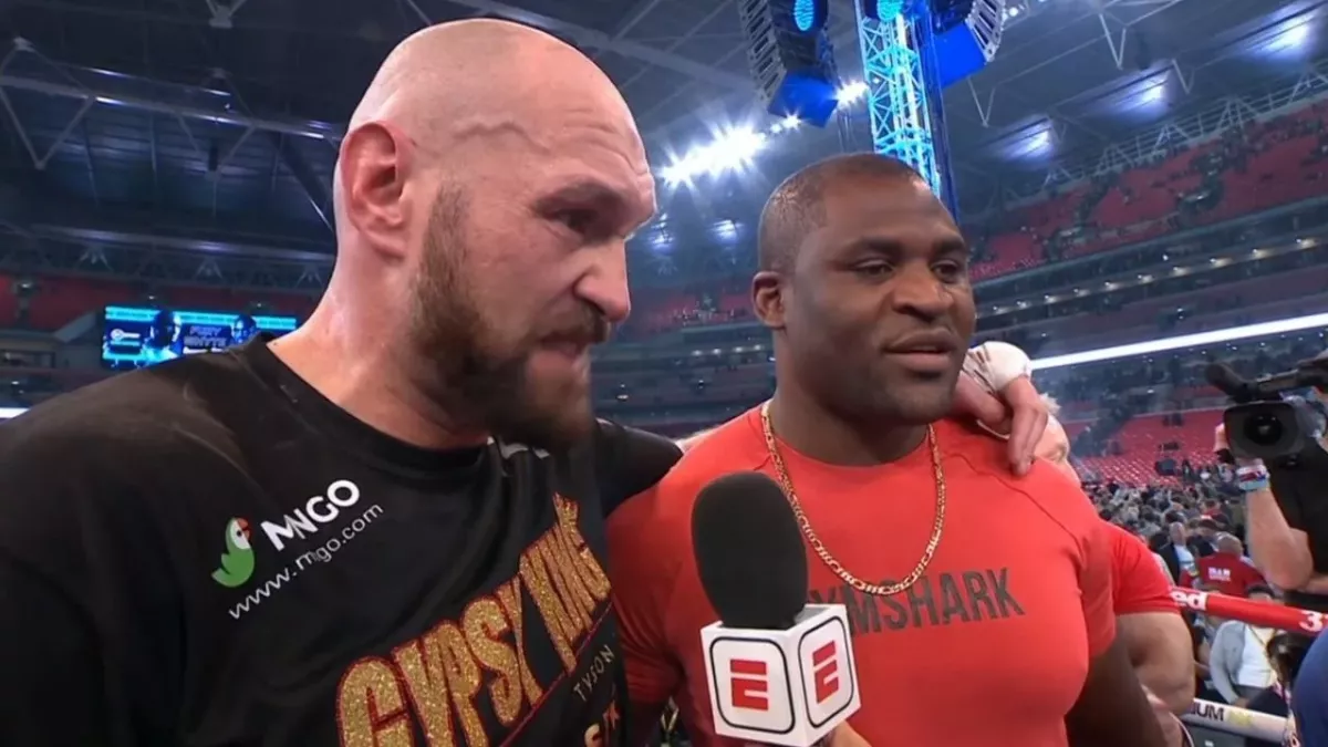 Tyson Fury a fait monter Francis Ngannou sur le ring après sa victoire contre Whyte. 