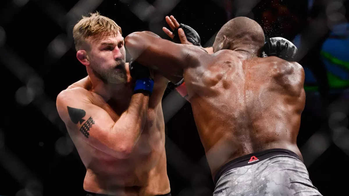 Alexander Gustafsson dans la cage de l'UFC contre Jon Jones