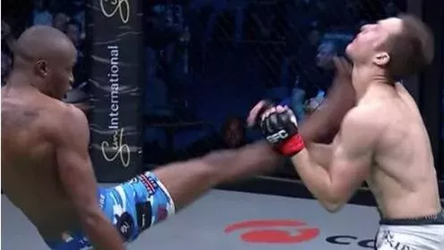 Asiashu Tshitamba met KO son adversaire Billy Oosthuizen à l'EFC