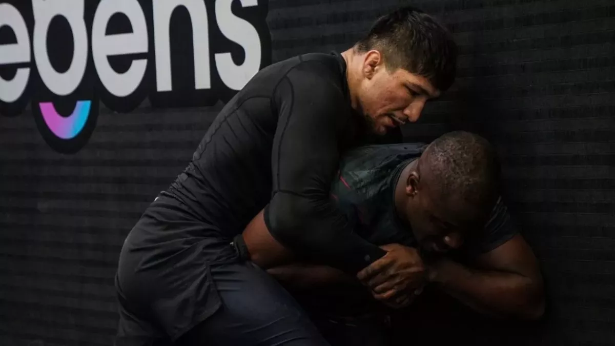Baysangur Chamsoudinov à l'entrainement avec le Français invaincu de l'UFC, William Gomis. 