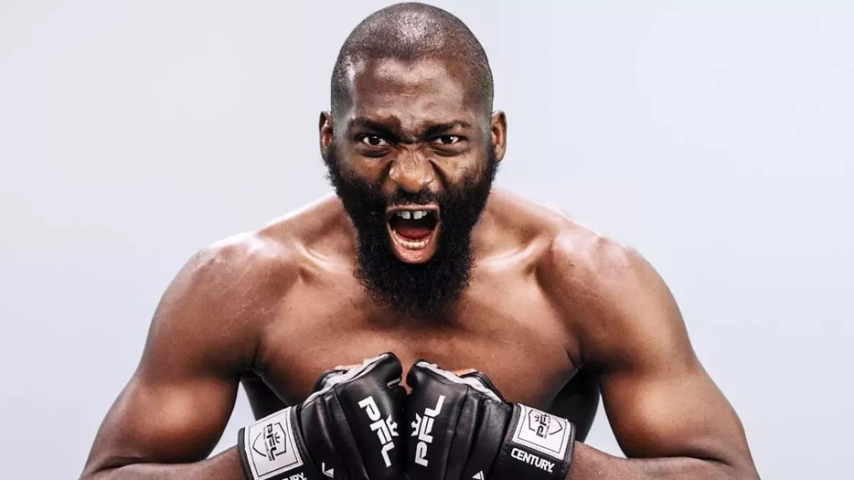 Cédric Doumbé avec les gants du PFL, son organisation de MMA. 
