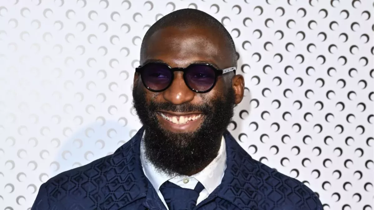 Cédric Doumbé, combattant de MMA signé par le PFL, lors d'un défilé à la Fashion Week. 