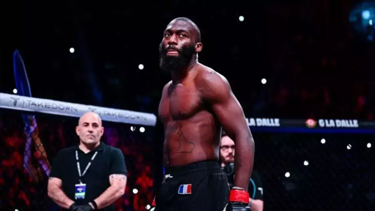 Cédric Doumbé dans la cage du PFL. 