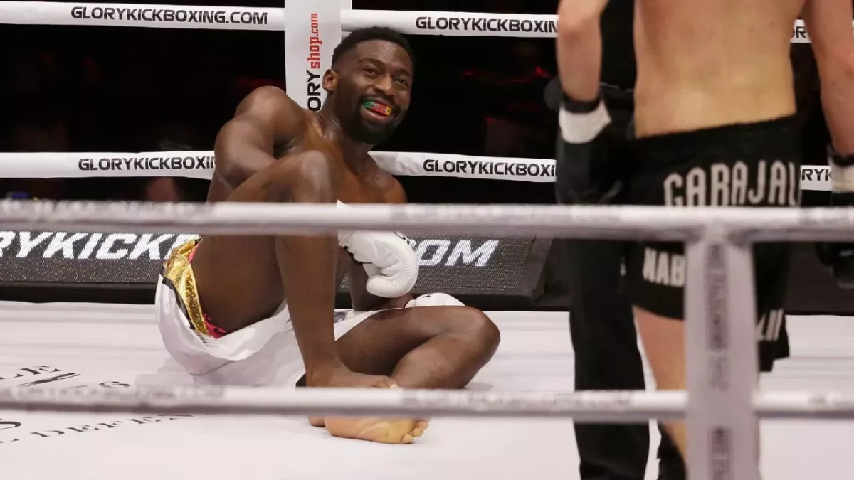 Cédric Doumbé dans le ring du Glory. 