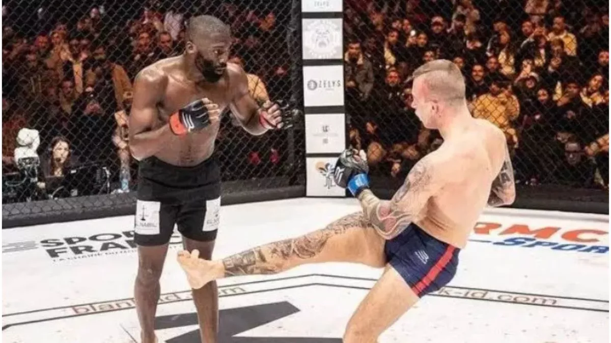 Cédric Doumbé et Pawel Klimas dans la cage du MMA GP. 