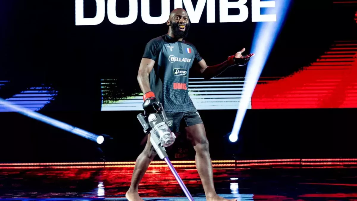 Cédric Doumbé lors de son entrée au Bellator Paris. 