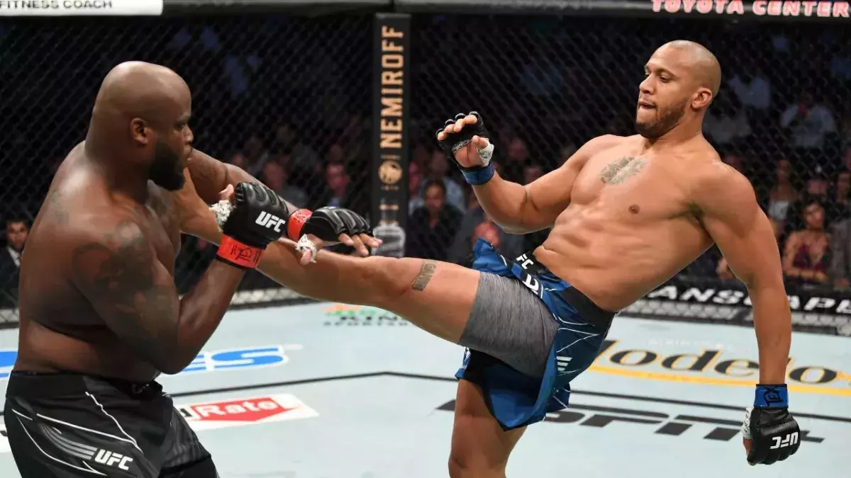 Ciryl Gane face à Derrick Lewis lors de l'UFC 265. 