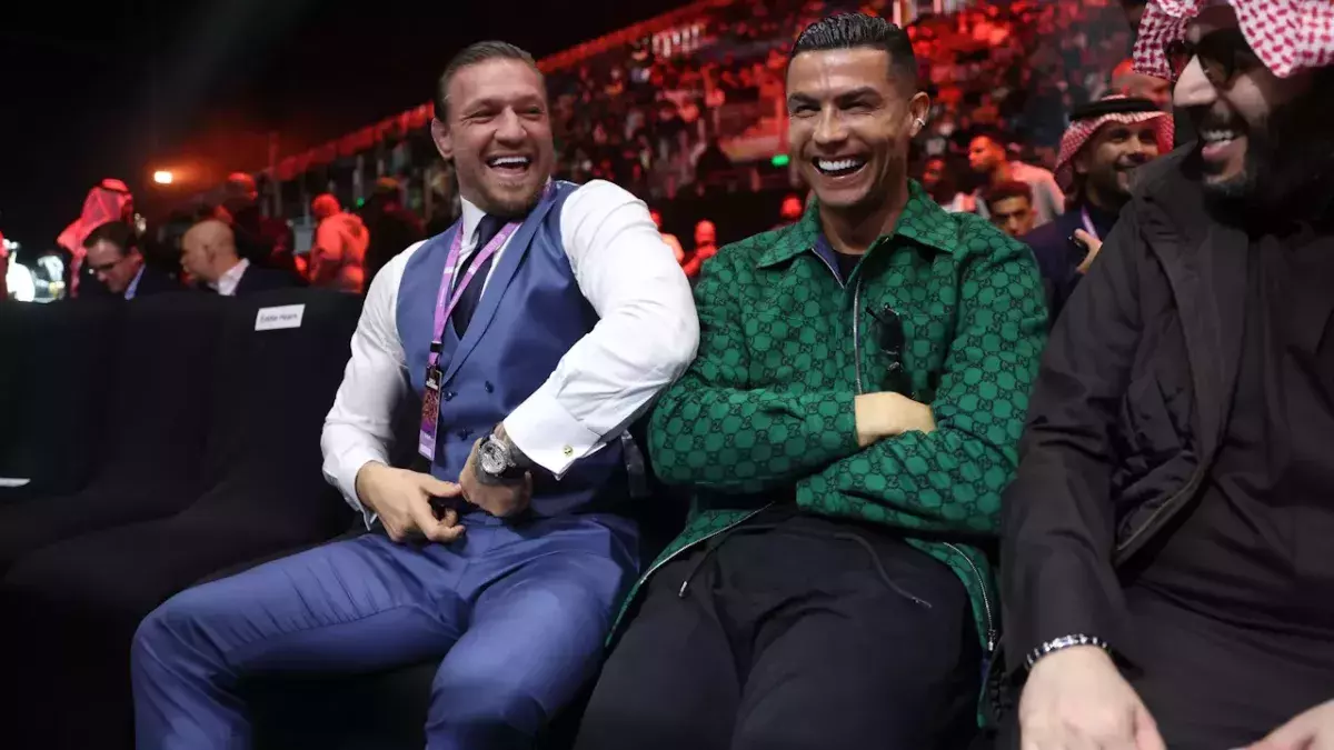Conor McGregor et Cristiano Ronaldo partagent étaient assis à côté lors d'une soirée boxe à Riyad le 23 décembre 2023.