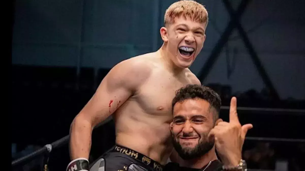 Edwin Petrea porté en triomphe par son entraîneur après sa victoire par TKO.