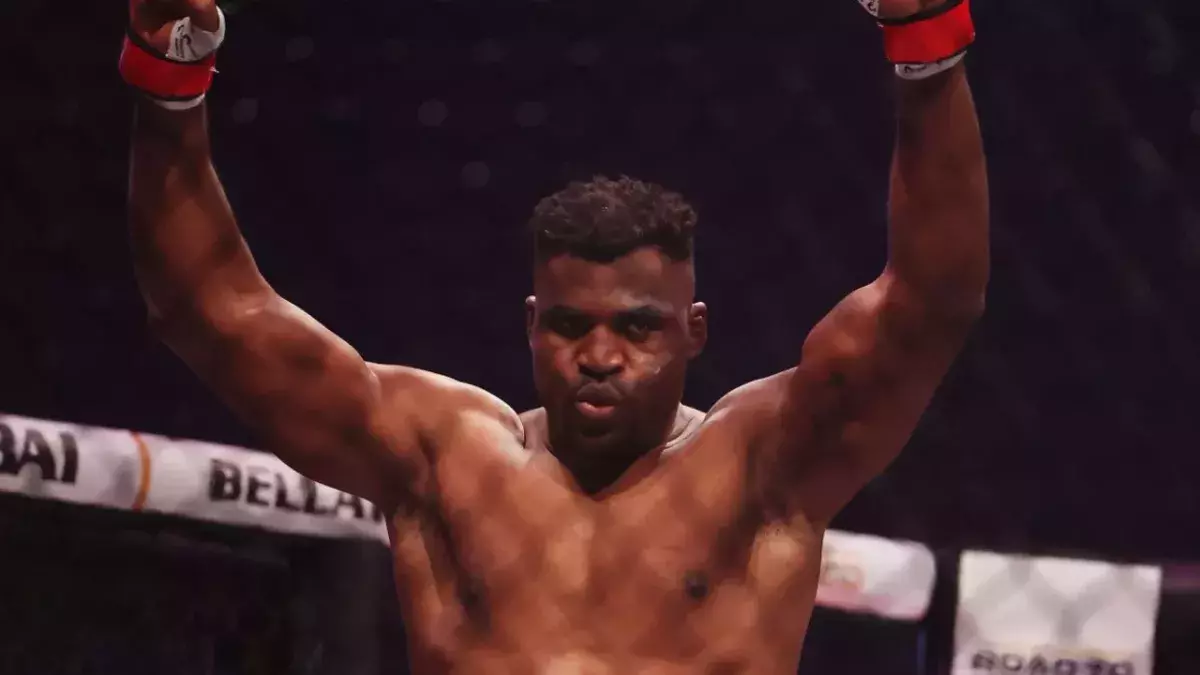 Francis Ngannou dans la cage du PFL