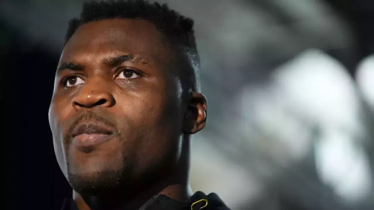 Francis Ngannou est sous contrat avec le PFL. 