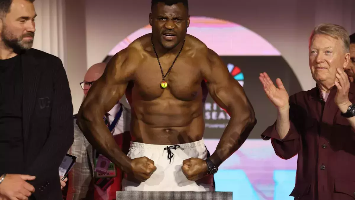 Francis Ngannou à la pesée avant son combat de boxe face à Anthony Joshua.