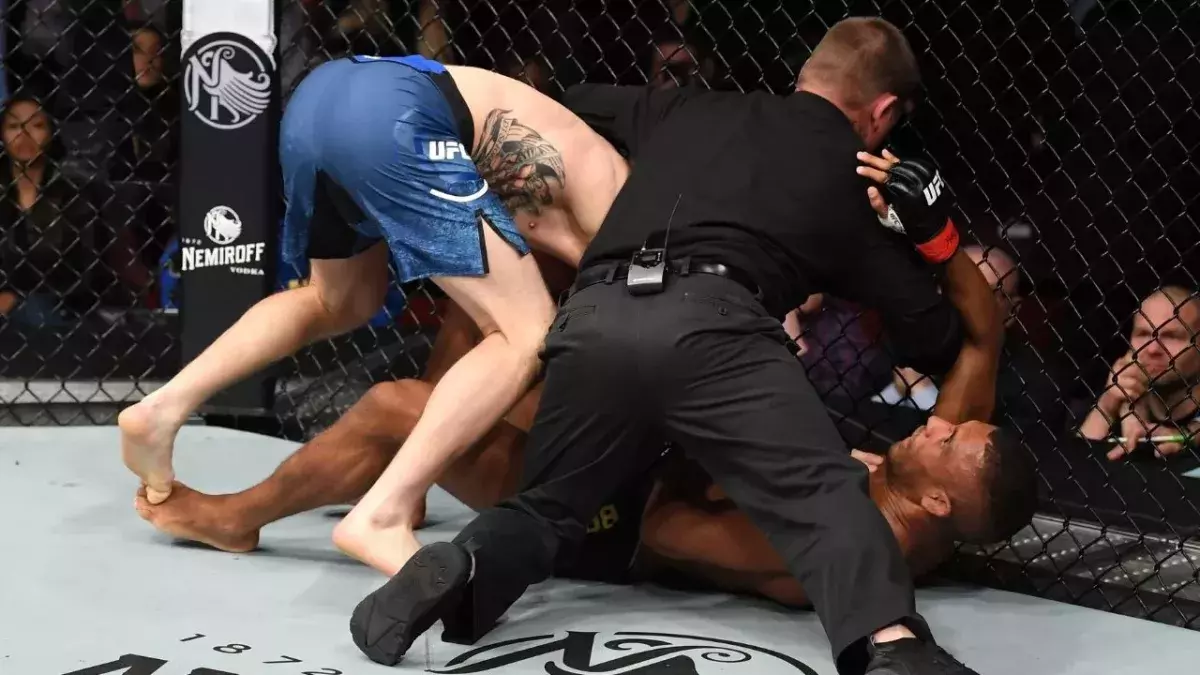 Keith Peterson, officiant ici lors du combat entre Justin Gaethje et Edson Barboza. 