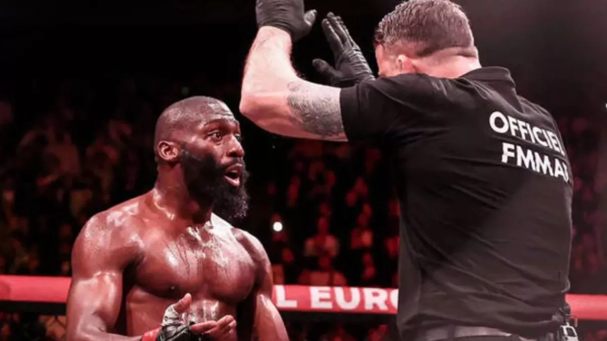 L'arbitre Marc Goddard a arre^té Cédric Doumbé dans le 3e round de son combat contre Baki. 