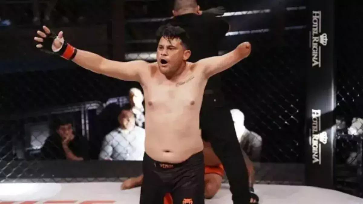 Marney Maxx est un combattant professionnel de MMA amputé d'un bras possédant un palmarès de 6 victoires pour 4 défaites. 