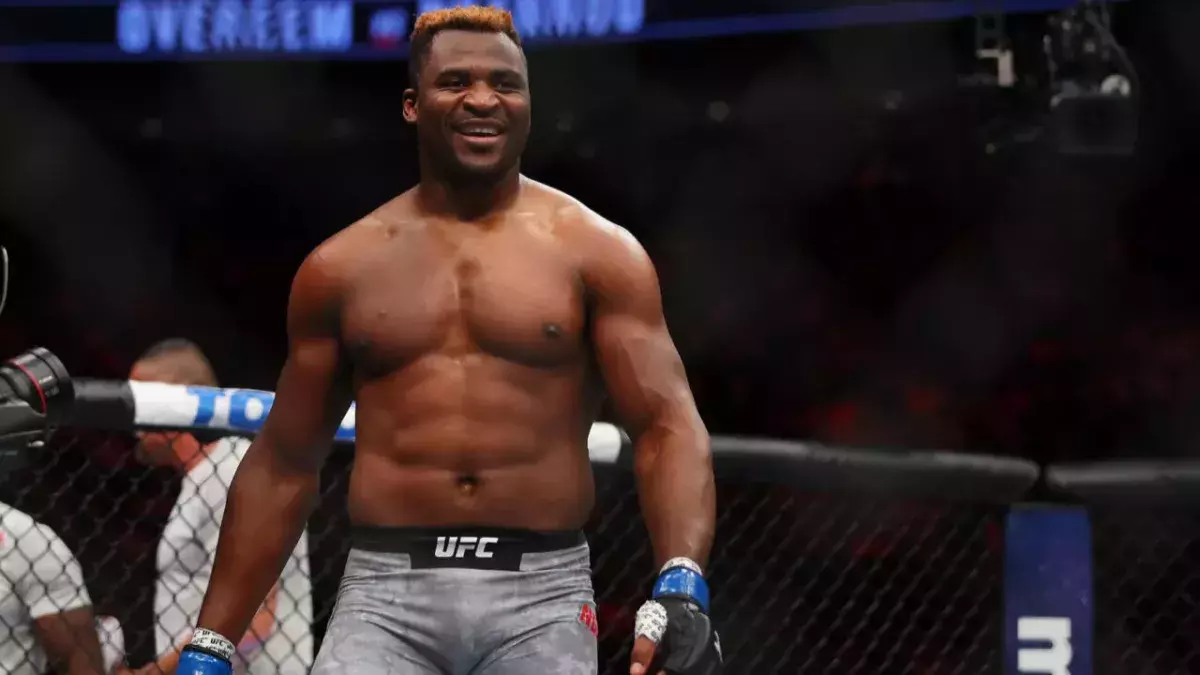Ngannou dans la cage de l'UFC