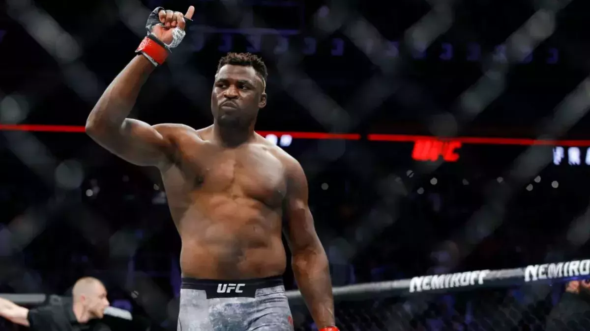 Ngannou dans la cage de l'UFC